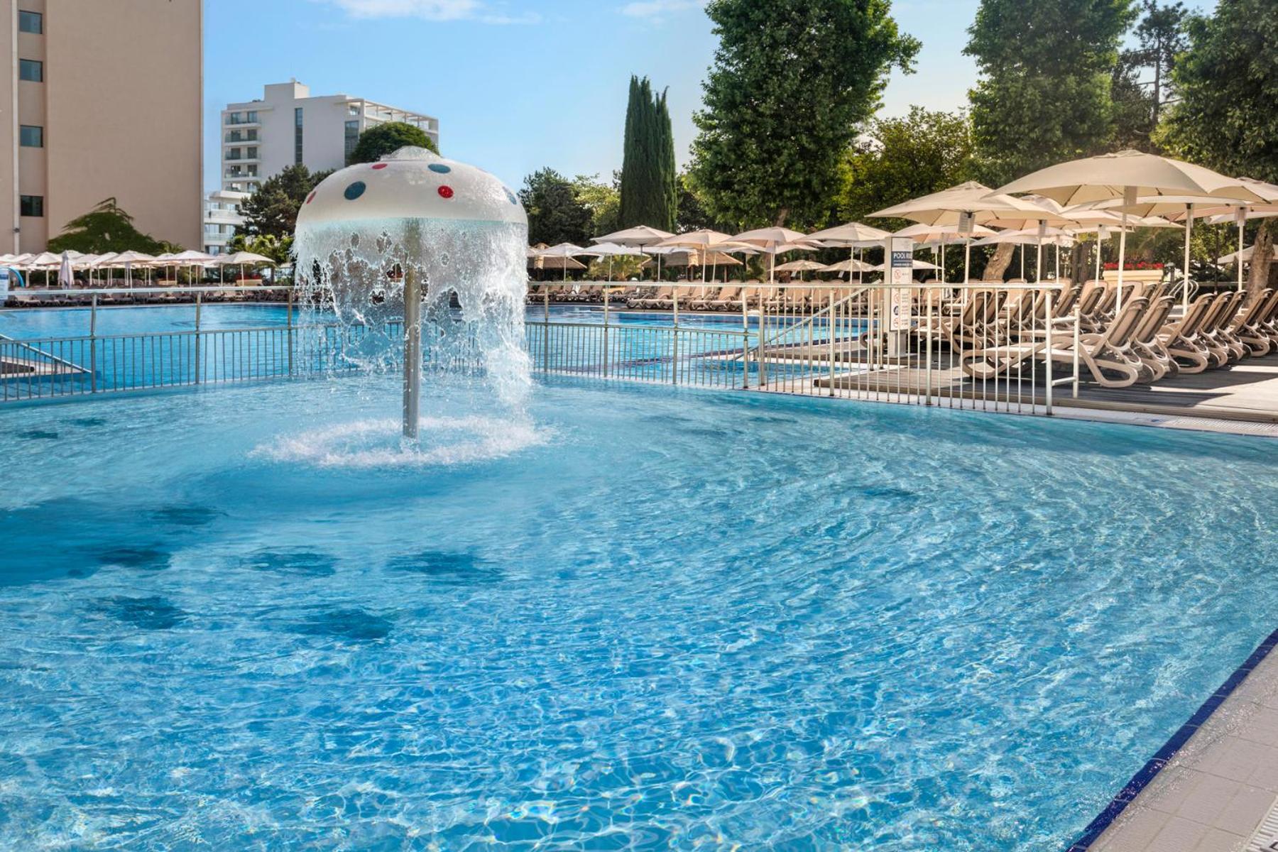 Melia Grand Hermitage All Inclusive Aranyhomok Kültér fotó The swimming pool at the hotel