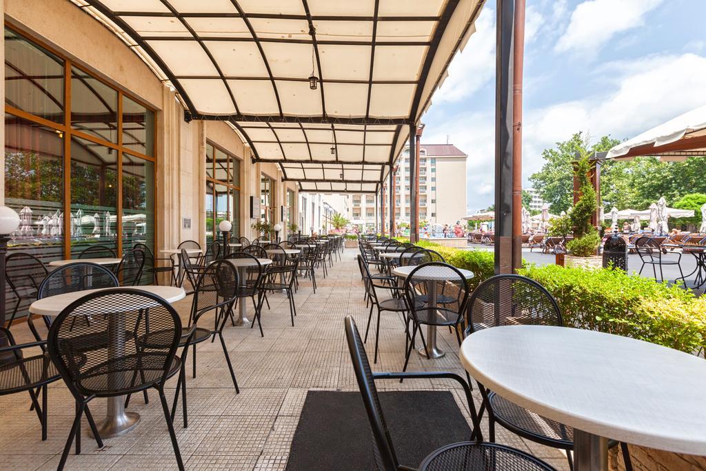 Melia Grand Hermitage All Inclusive Aranyhomok Kültér fotó A café in the city of Sofia, Bulgaria