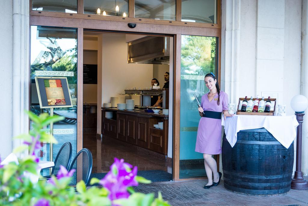 Melia Grand Hermitage All Inclusive Aranyhomok Kültér fotó A hostess at the entrance of a restaurant