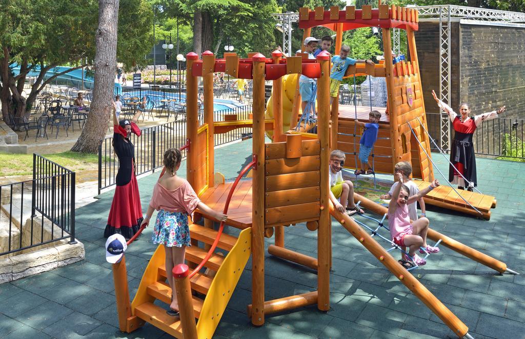 Melia Grand Hermitage All Inclusive Aranyhomok Kültér fotó Playground in the park