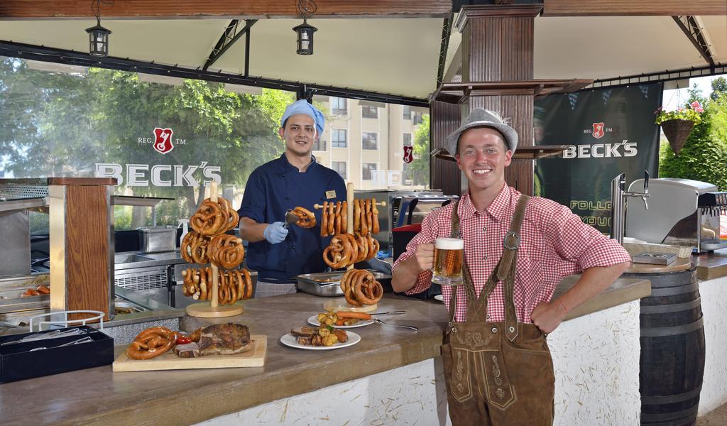 Melia Grand Hermitage All Inclusive Aranyhomok Kültér fotó A typical German beer garden